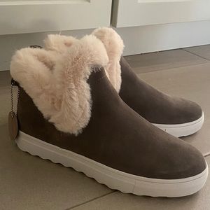 J/slides NWT in box size 8 furry booties